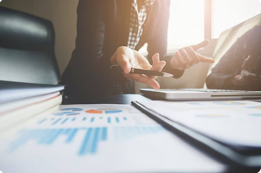 회의 중인 사장님과 직원들