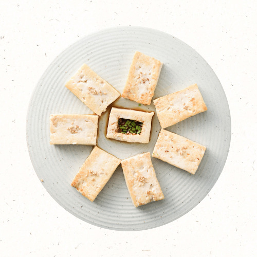 두부스테이크와 곤약구이 접시