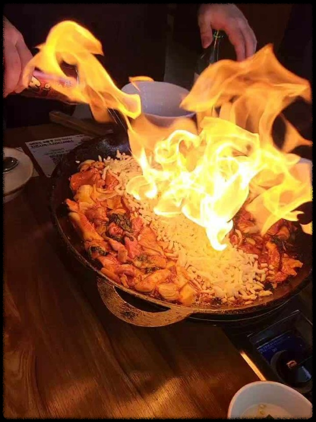 생생정보 기다려야 제맛! 불향 가득한 직화 닭갈비 &ndash; 류몽민 학동역점