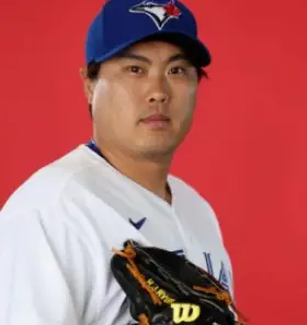 연금-붉은배경 옆으로선채 정면을 바라보는 류현진