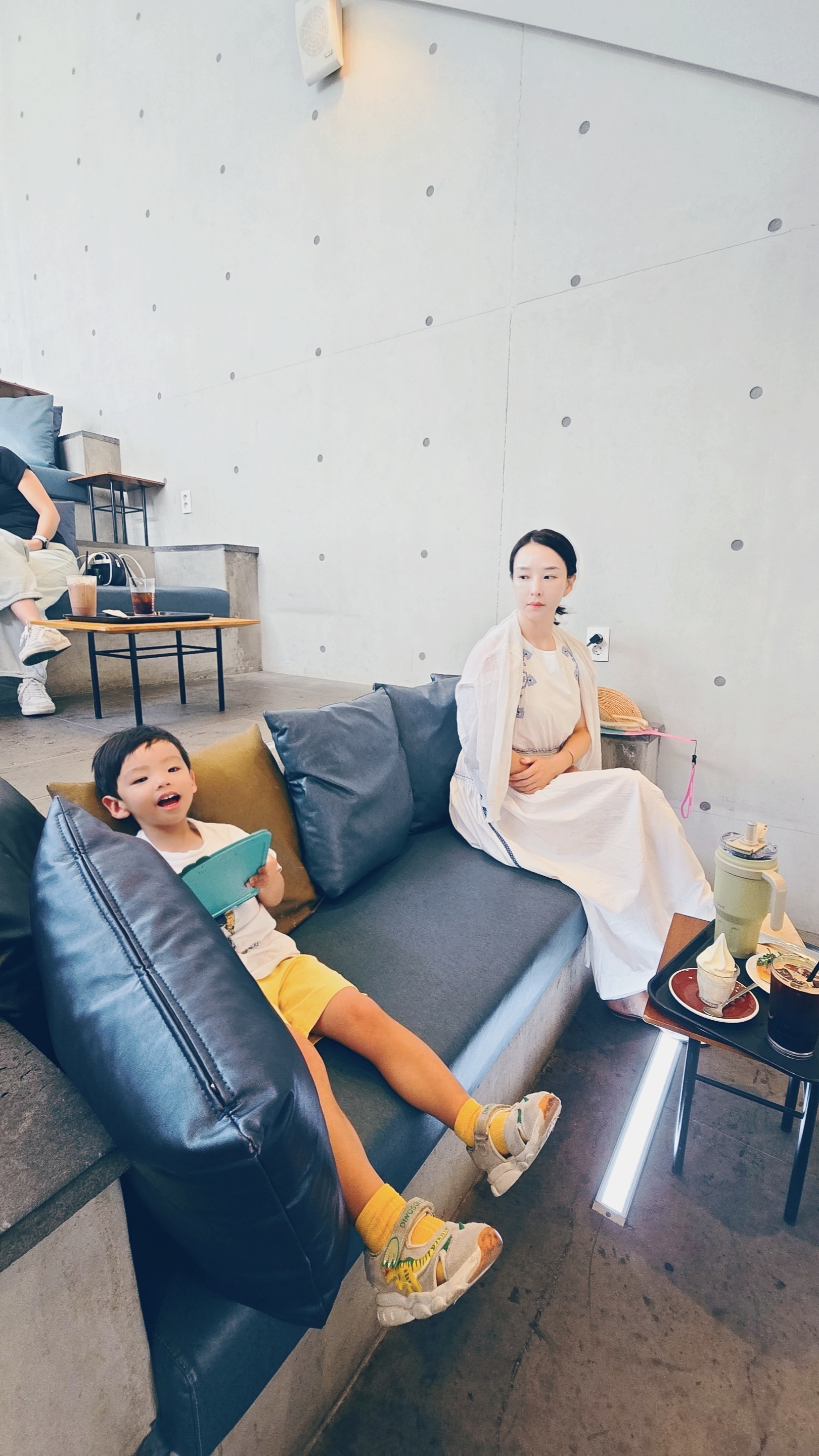 가드너스 카페 아내와 아이 투샷