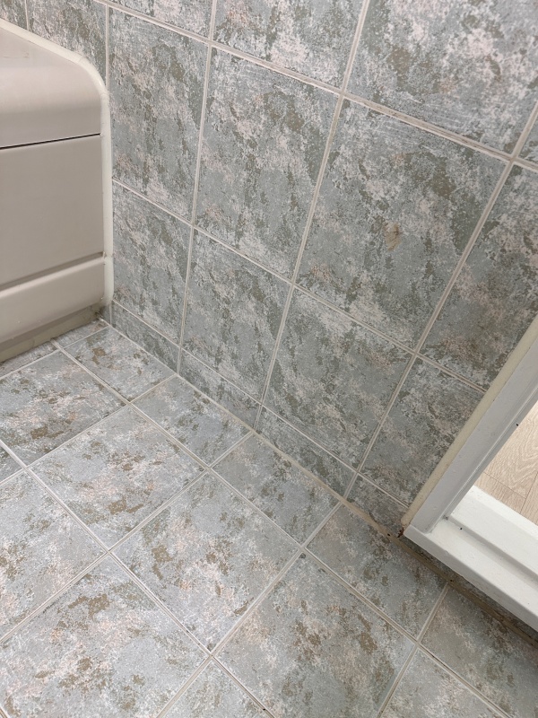 욕조 벽면 곰팡이 제거 된 모습