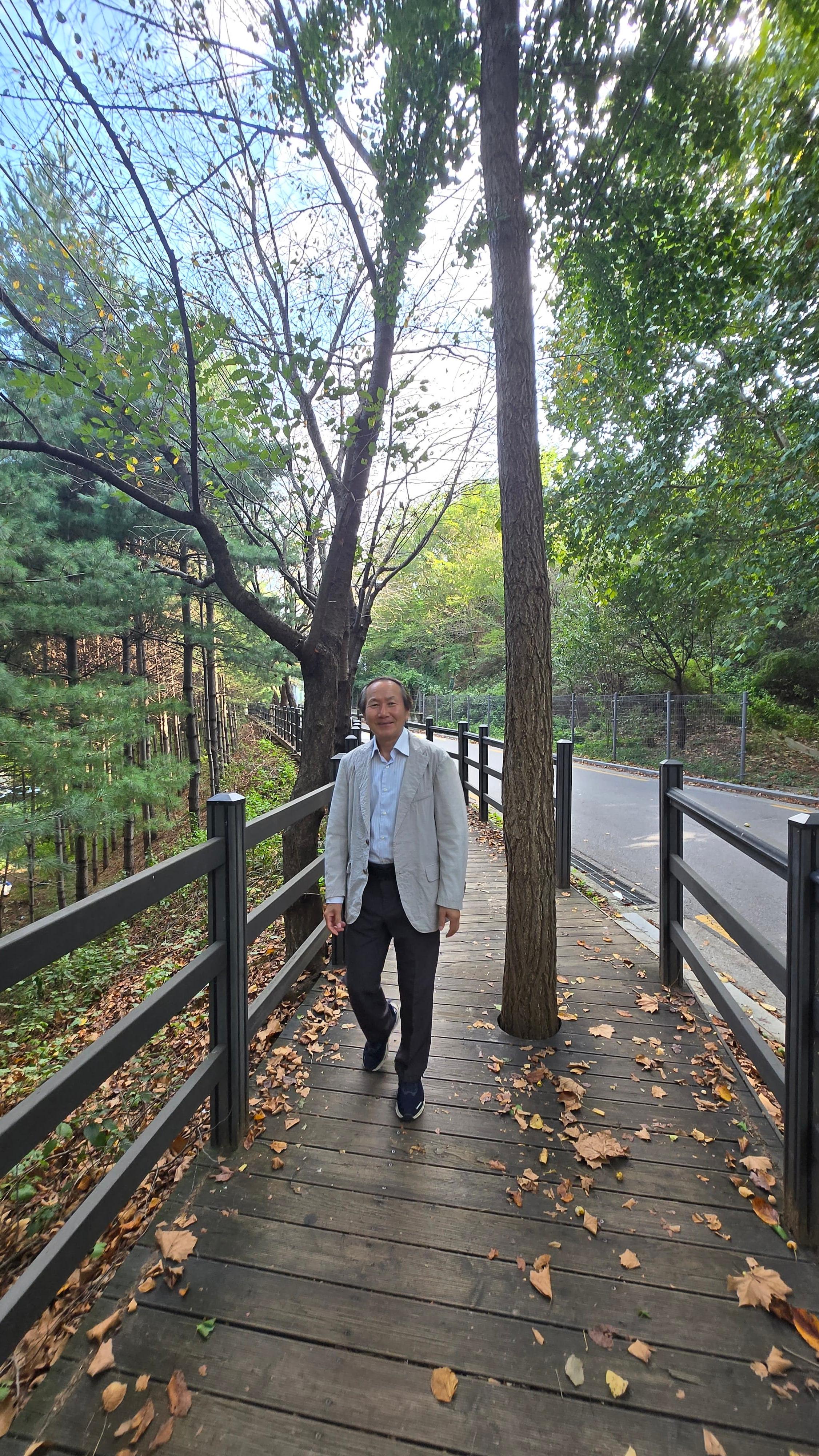 &ldquo;퇴직 후 다시 시작한 제2의 인생. 아침마다 이런 길을 걸어 하루를 시작할 수 있다는 것이 고맙습니다.&rdquo;