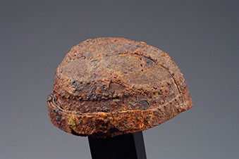 투구(오른쪽에서 본 모습) &middot; 실측도(위에서 본 모습)