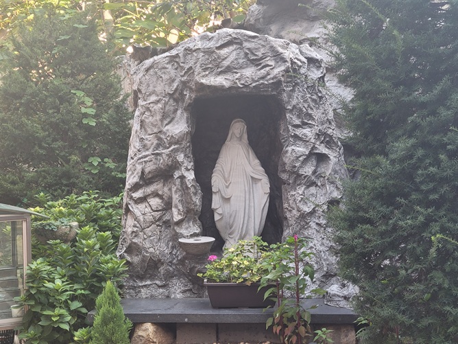 구로2동성당 성모동산