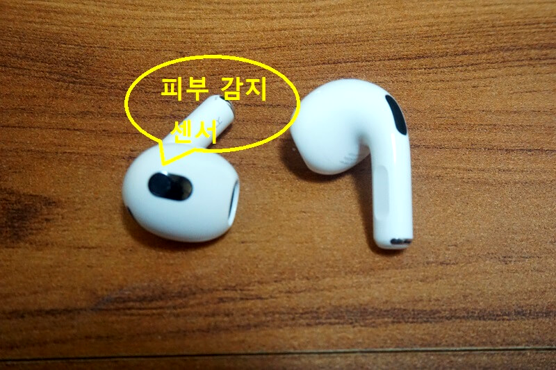 흰색-이어폰을-찍은-사진