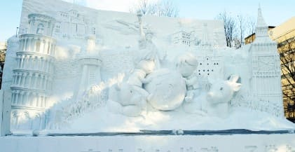 눈으로 만든 큰 모형 사진