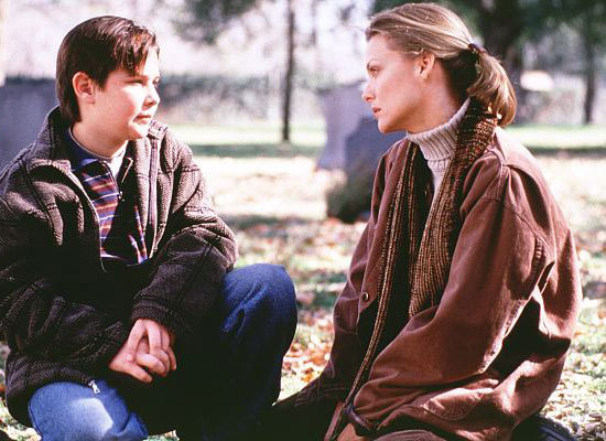 벤과마주앉아이야기하고있는베스