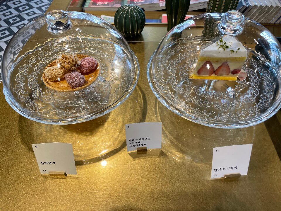 연남방앗간-광교점-디저트-선미-한과,-딸기-프라지에-모습