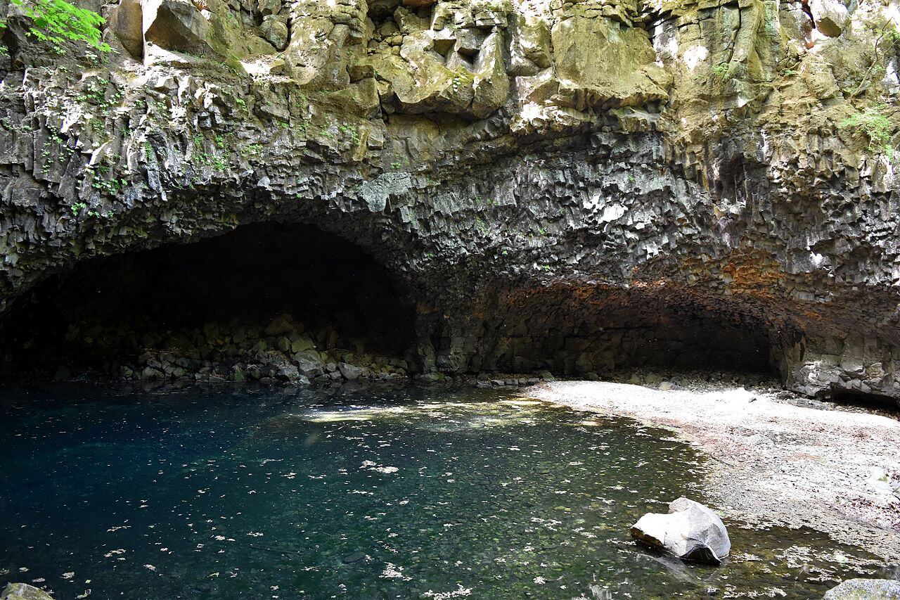 포천 한탄강 현무암 협곡과 비둘기낭 폭포 사진