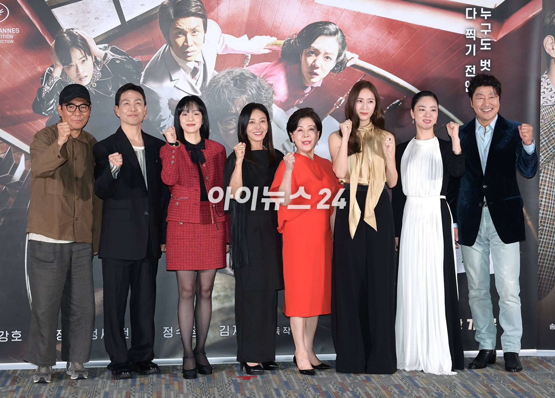 (왼쪽부터)김지운 감독-배우 오정세-임수정-장영남-박정수-정수정-전여빈-송강호가 14일 오후 서울 강남구 삼성동 메가박스 코엑스에서 진행된 영화 '거미집'(감독 김지운) 언론시사회에 참석하고 있다. [사진=정소희 기자]