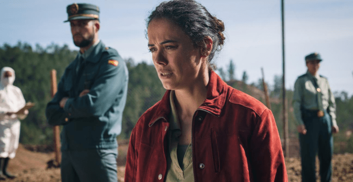 뭔가를 보고 당황한 여성의 모습