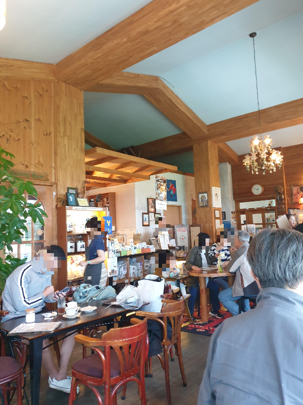 보헤미안 박이추 커피 본점: 강릉 로스터리 카페에서 즐기는 스페셜티 커피_내부_우드와 흰색 인테리어