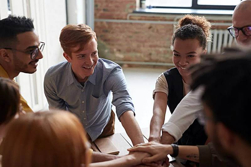 여러사람들이-모여서-손을-맞잡는-모습