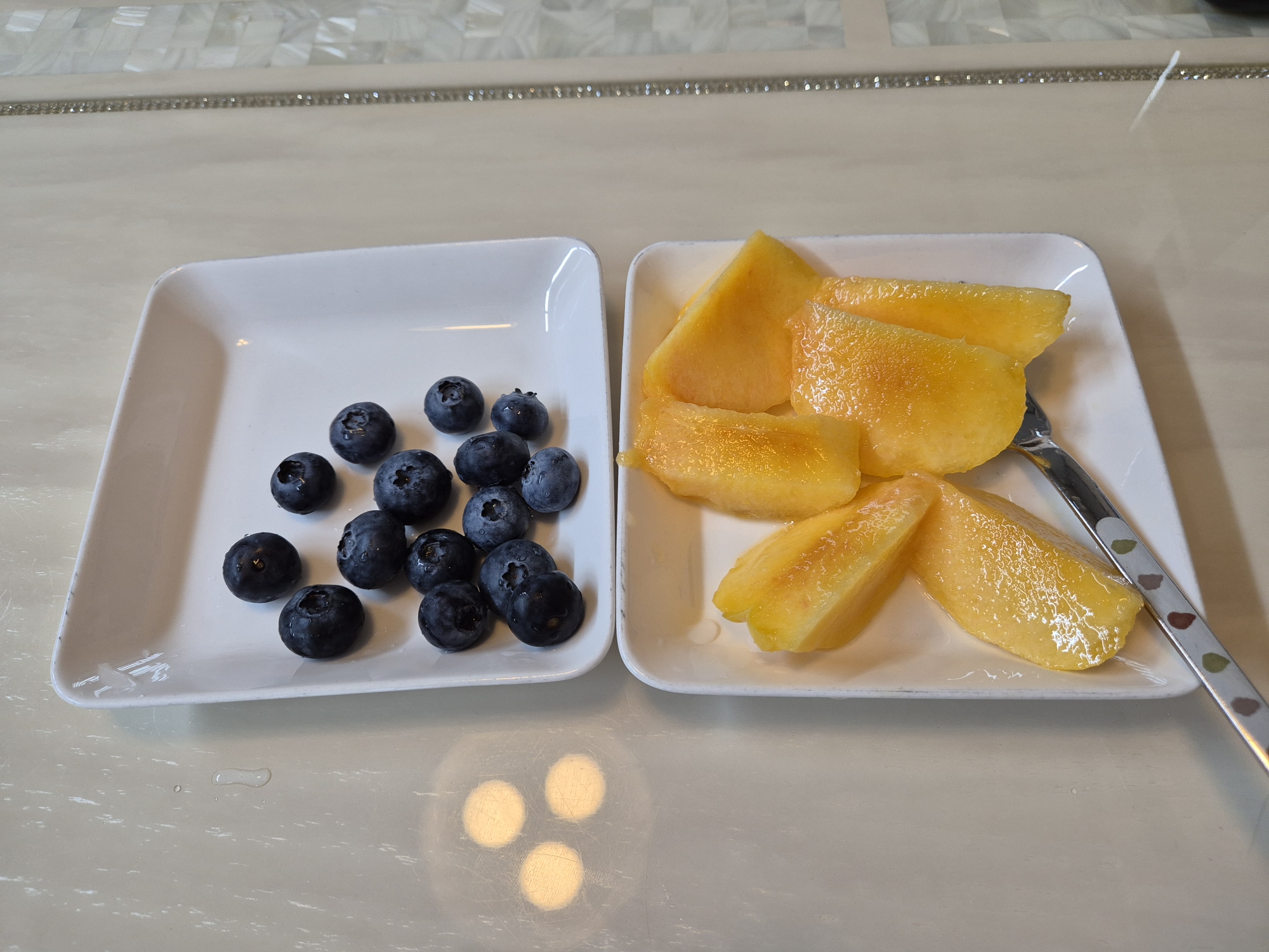 국내산 왕블루베리와 사비나 황도 복숭아