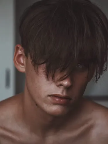 머리숱이 너무 많아서 얼굴을 뒤덮은 남자