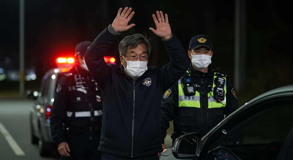 경찰 두명에게 체포 당하는 60대 남성