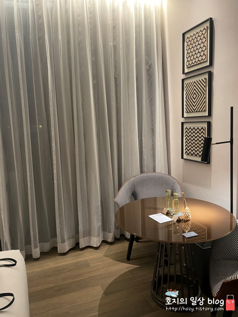 방콕 코트야드 메리어트 에어포트 디럭스룸 테이블