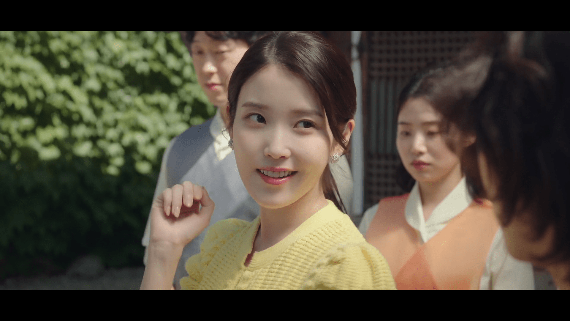 성희주(아이유) 직진 샷: