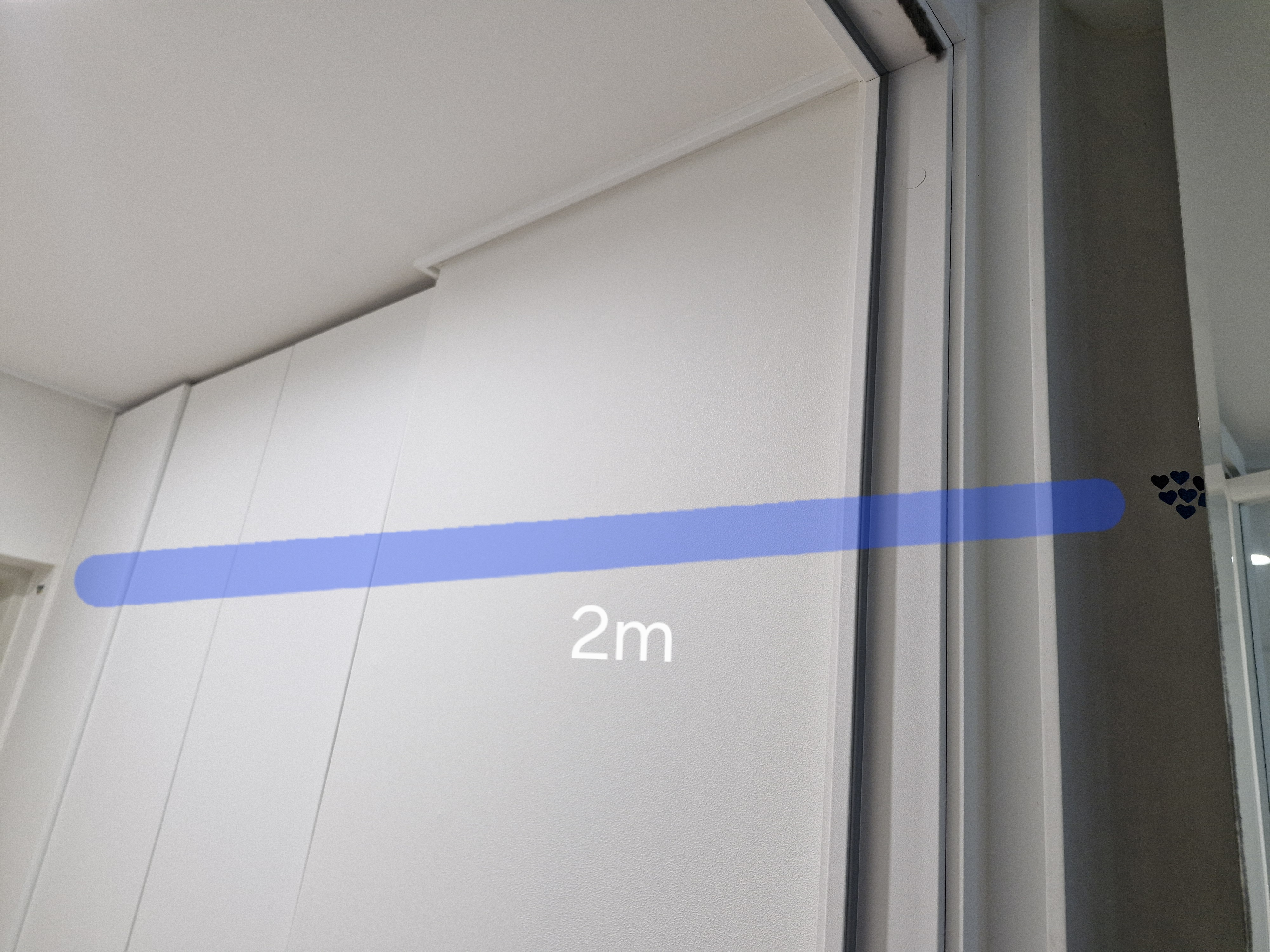 현관에서 2M떨어진 곳 하트스티커 7개 붙인 위치