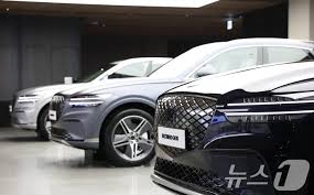 나란히 서 있는 자동차들