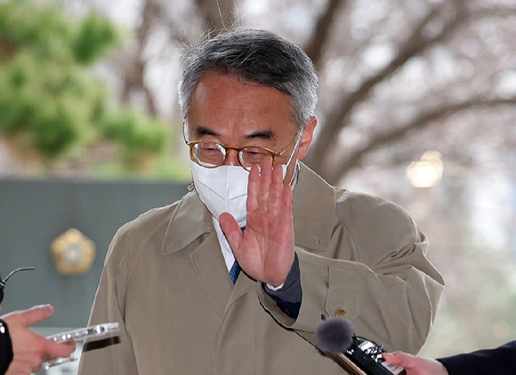 임종헌 전 법원행정처 차장이 27일 서울 서초구 서울중앙지법에서 열린 사법농단 사건 1심 245차 공판에 출석하고 있다. [사진=뉴시스]