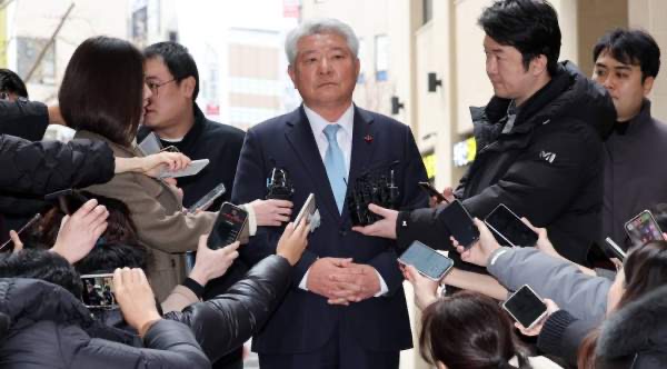 김홍일 방통위원장 탄핵 사퇴