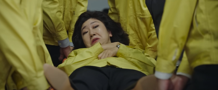 정직한후보2공식예고편스틸컷_누워있는채로고개를살짝드는노란옷을입은라미란.