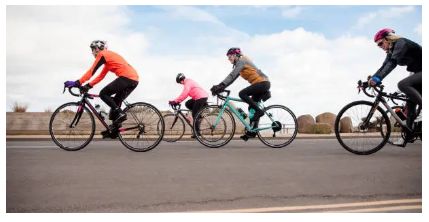자전거 타면서 취미생활하는 사진