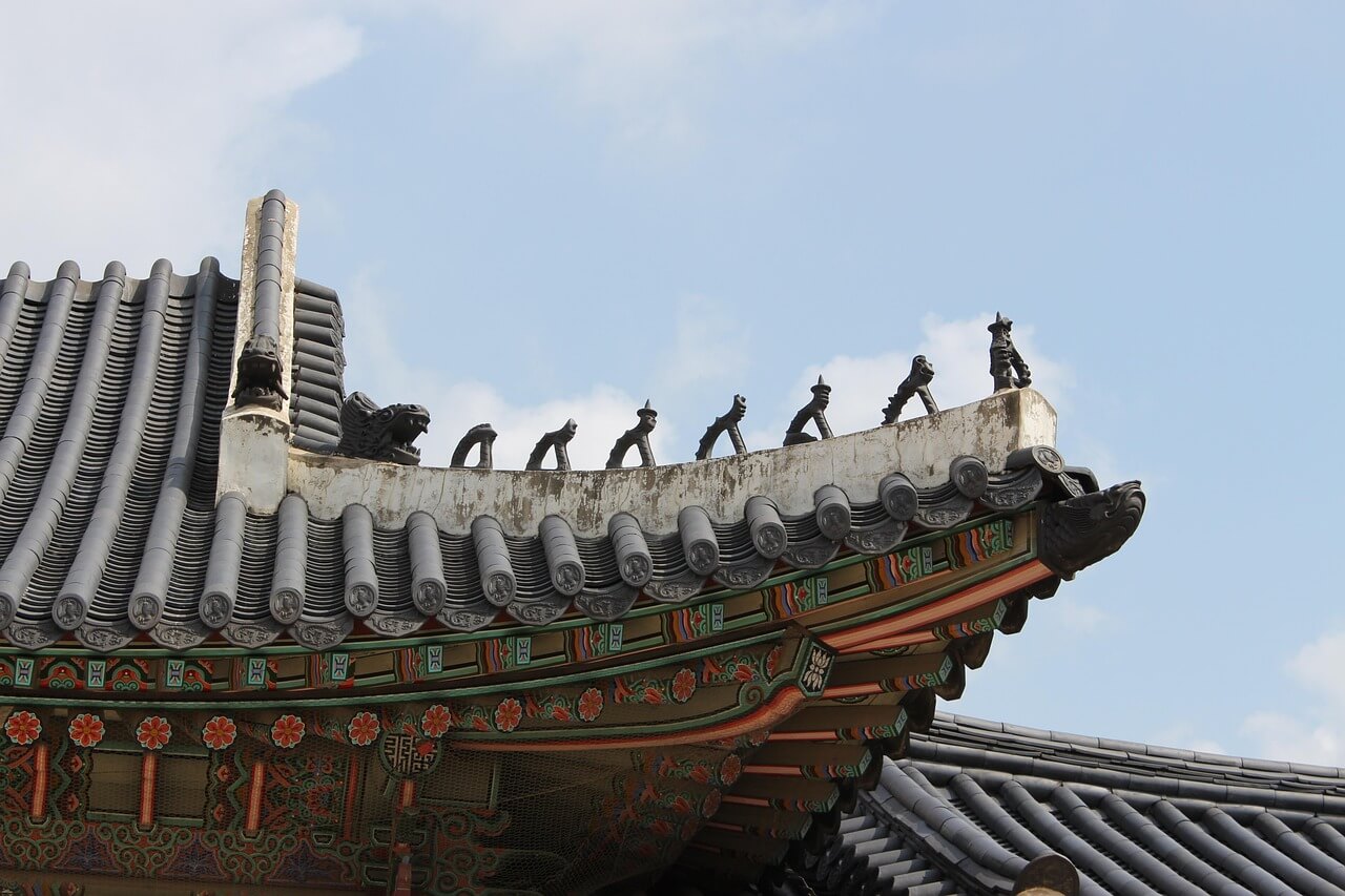 건물 처마 길이 차이가 강우 후 지면 증발 패턴을 바꾸는 미세기후 과정 분석