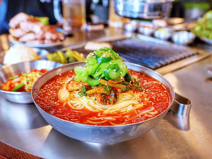 생방송오늘저녁 은평구 녹번역 월 매출 9천만원 모둠 돼지 구이 & 김치말이 국수 이겹살 맛집 추천