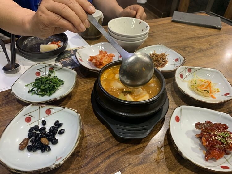 된장찌개와 5가지 반찬