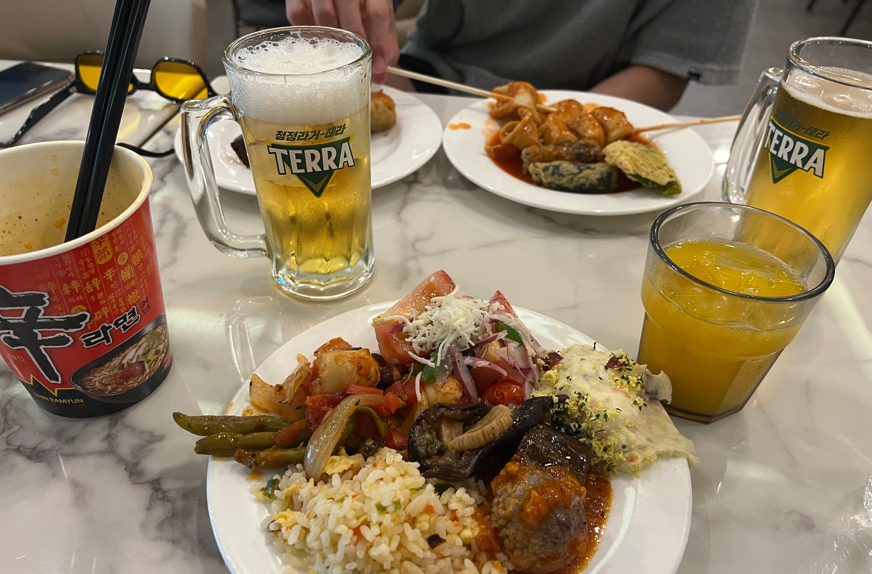 라운지-식사중인-테이블