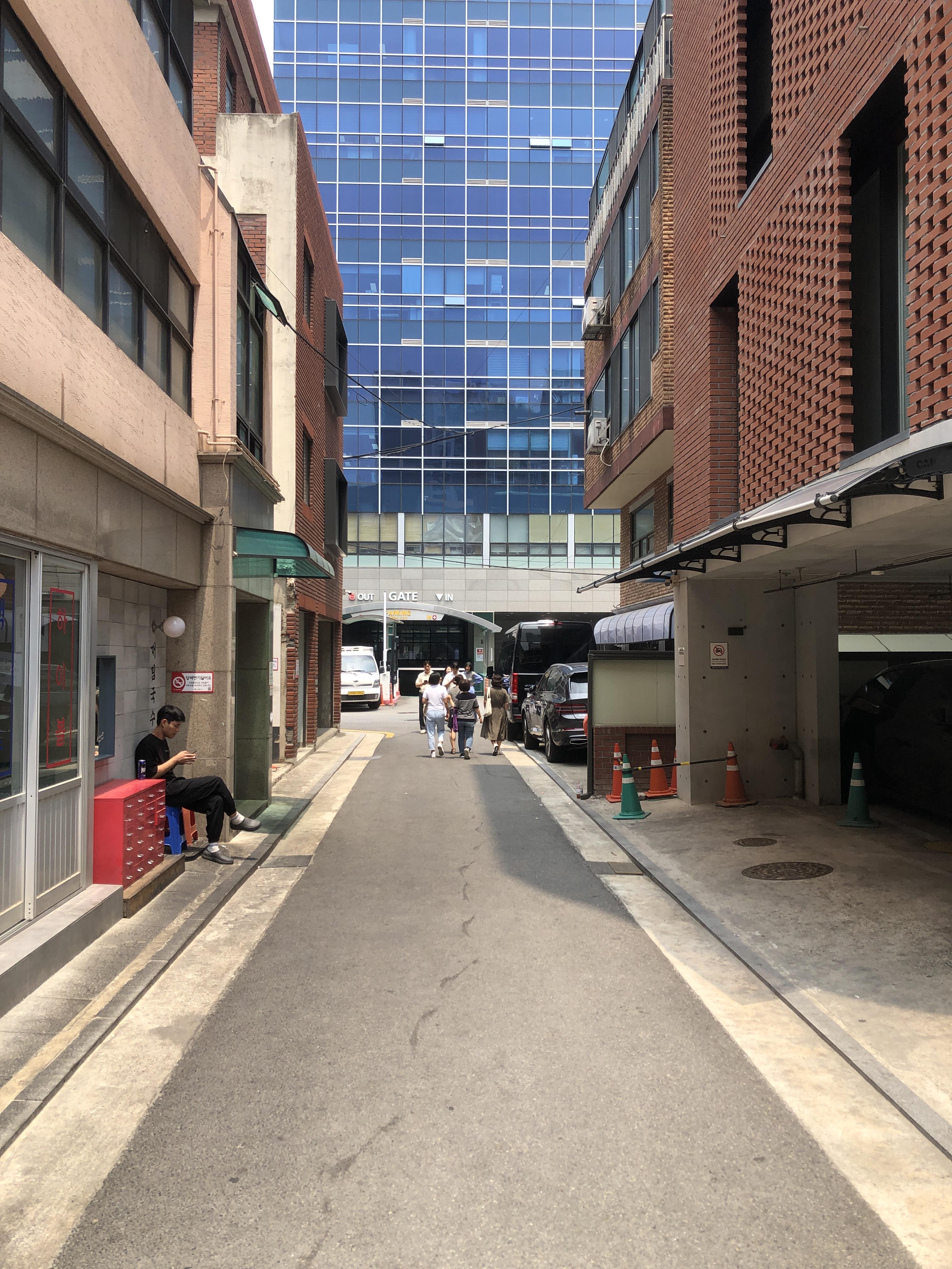 성수역 4번 출구 '연무장길' 산책: 중국 MZ 세대도 반한 성수동 레트로 감성