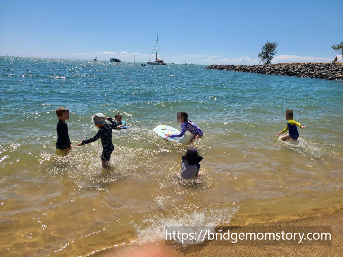 호주 바다 해변에서 노는 아이들