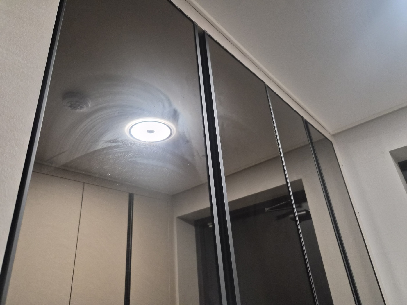 유막과 손자국이 가득한 신발장 거울 비포 사진