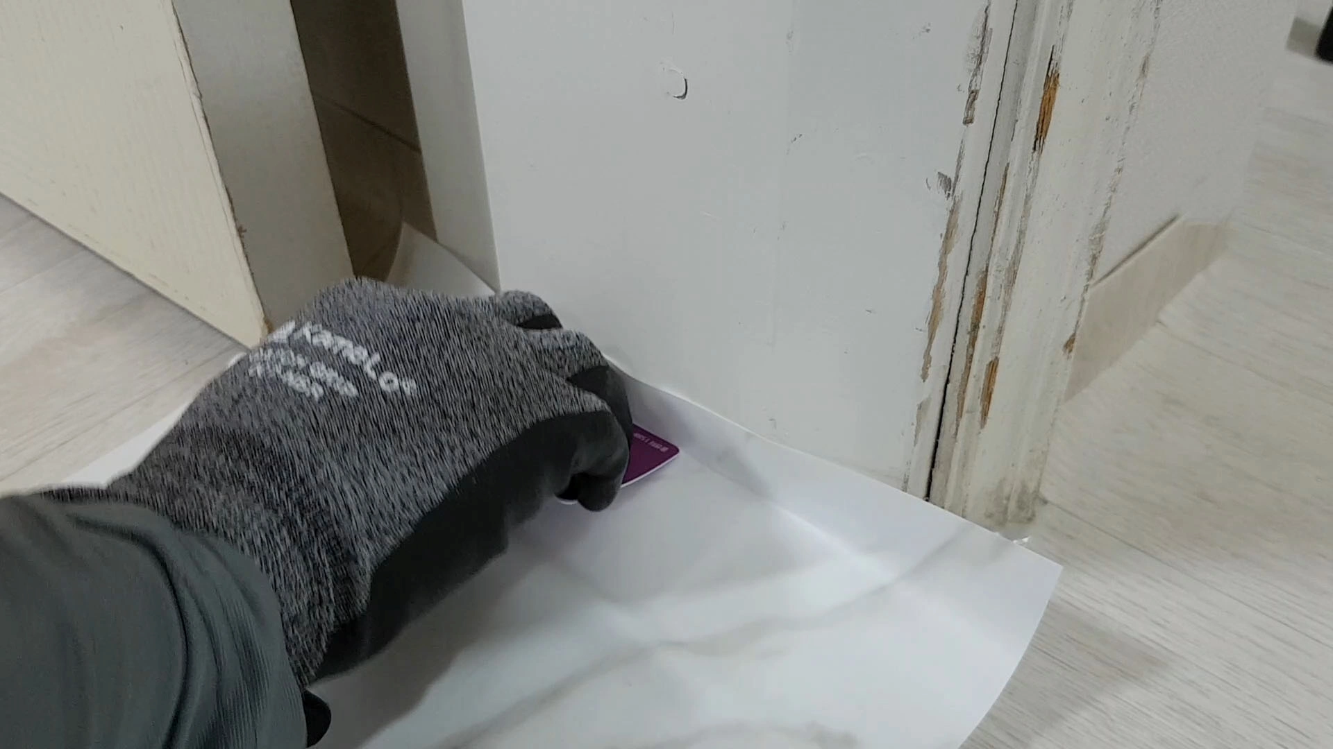 시트지 모서리 붙이는 모습