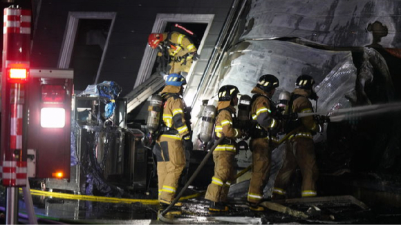 경북 문경 육가공업체 공장 화재 현장에 투입됐다가 건물에 고립된 구조대원 2명이 결국 숨진 채 발견됐다. 사진은 2024년 1월 31일 소방당국이 대응 2단계를 발령하고 수색하고 있는 모습. [사진=경북소방본부 제공]