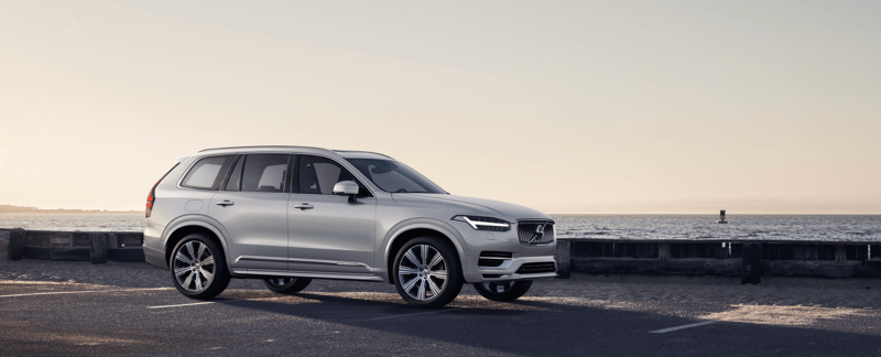 볼보-XC90-2022년형이-바닷가에-주차되어-있는-모습