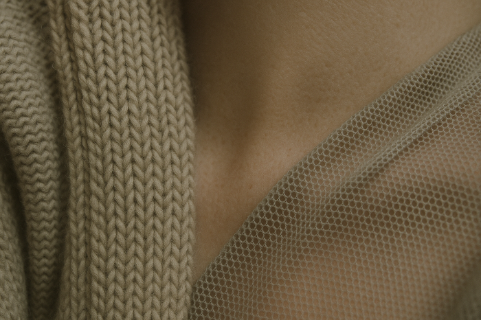 니트와 메시가 만드는 부드러운 촉감의 레이어
