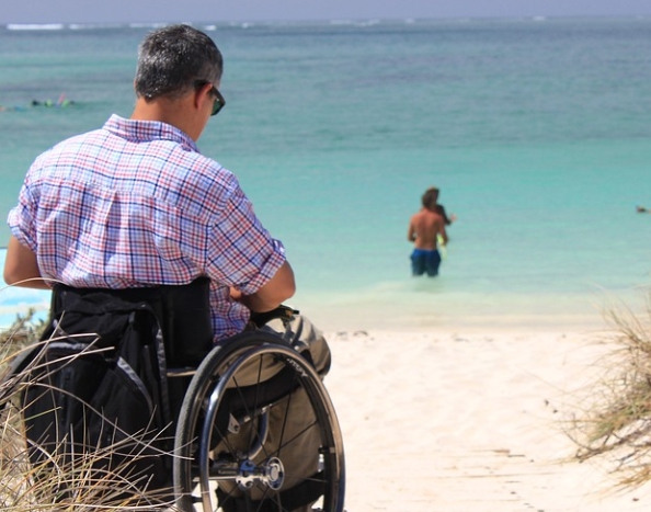 수동 휠체어를 탄 장애인 사진 이미지입니다.