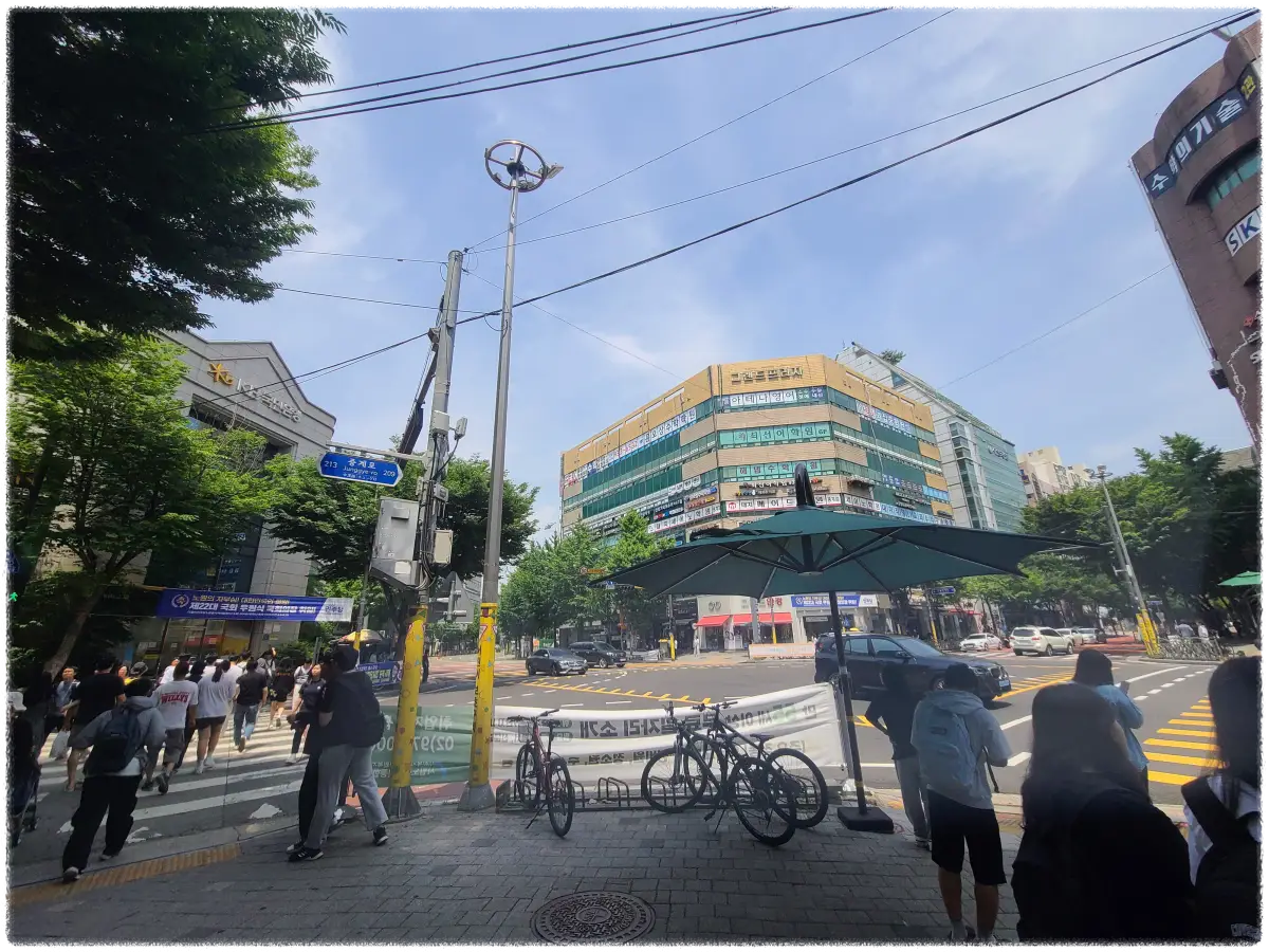 노원구-중계동-학원가으로-가는-많은-학생들