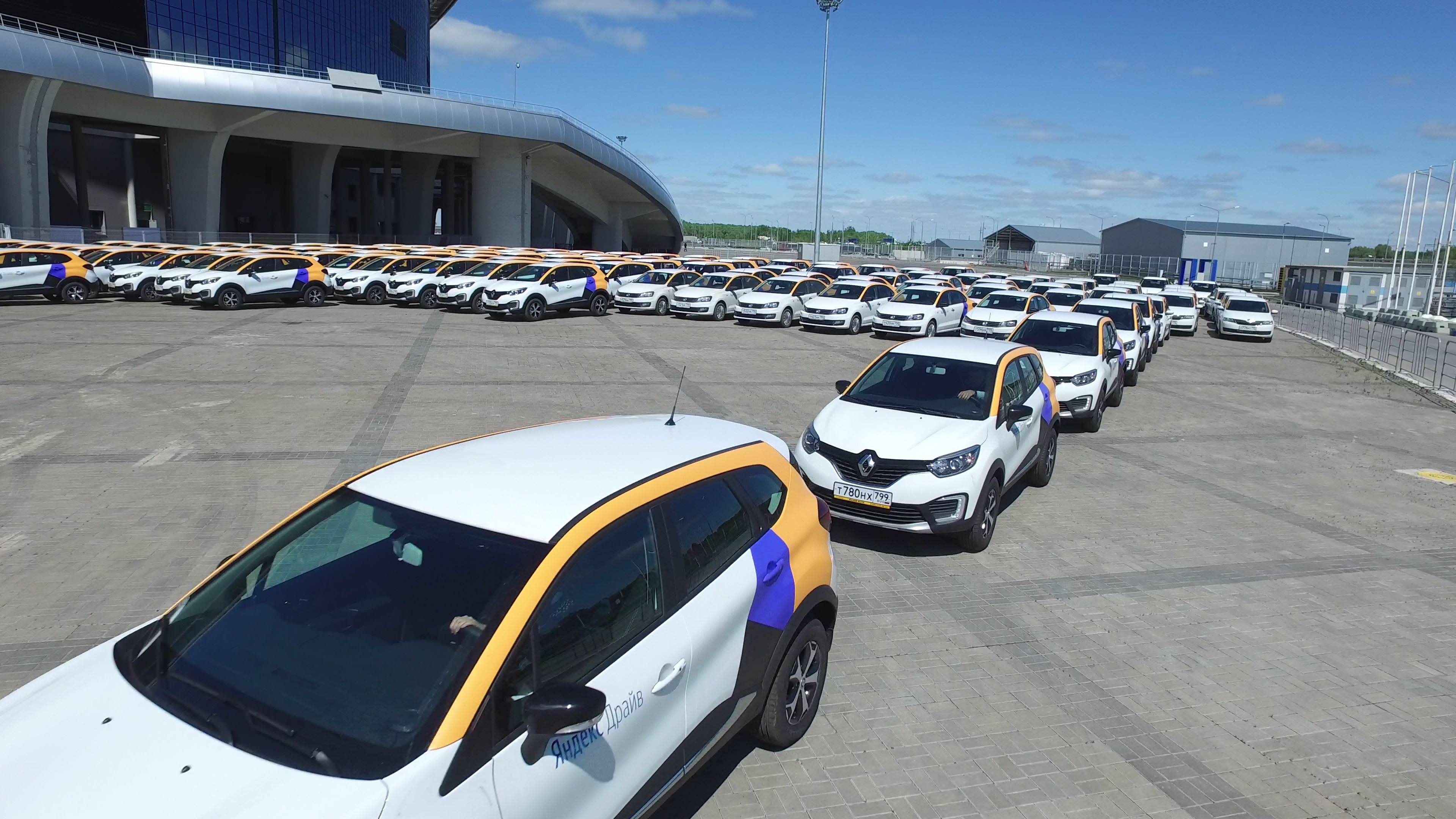 수출을 위해 배에 실리는 전기자동차