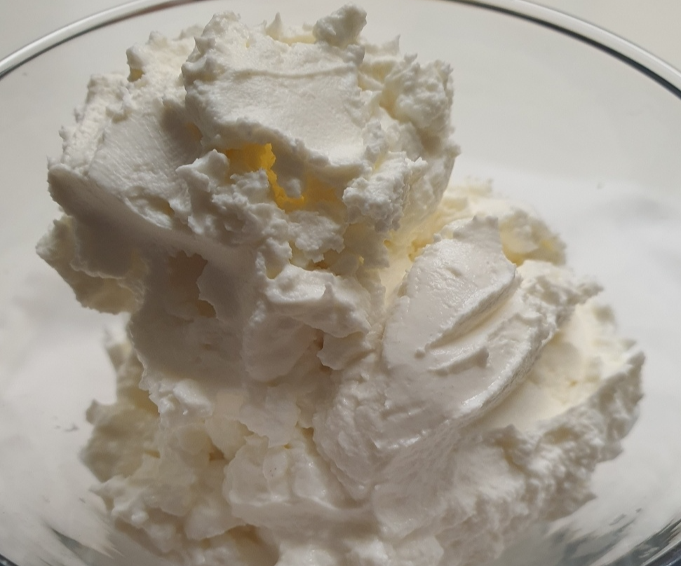 유청 빼서 꾸덕꾸덕해진 요거트모습