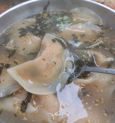 김치만둣국