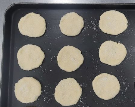 코코넛 분말을 묻힌 반죽