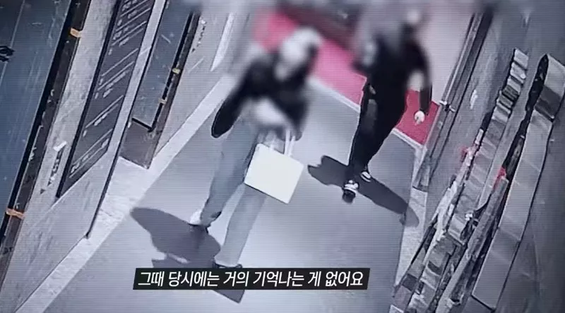 폭행 당하기 직전의 A씨와 그 뒤를 따라오는 가해자B 모습