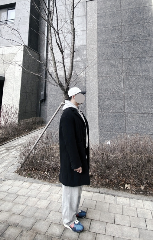 데일리룩('26.2.21.)카네라 스트라이프 야구 볼캡 야모자, 바스틱 오버핏 코트, 토피 스웻 트레이닝 후디 집업후드티, 토피 벌룬핏 와이드 트레이닝 팬츠, 나이키 문레이서 블루