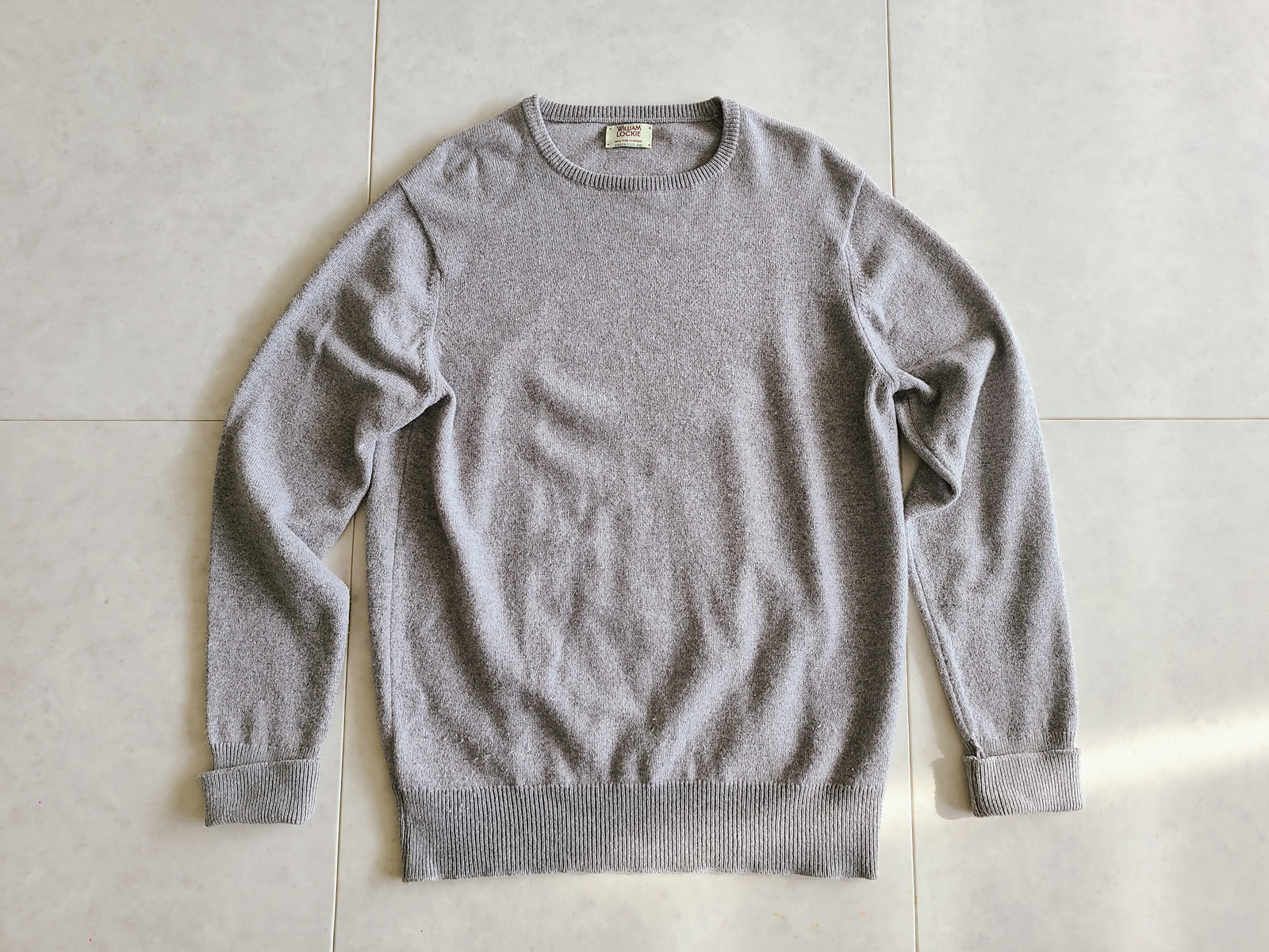 클래식한 레귤러핏의 범용성 좋은 그레이 컬러.