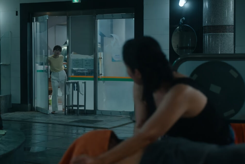 때를 밀고 있는 백일홍